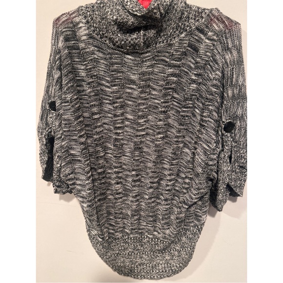 Grey and White Short Sleeved Buttoned Shawl - Picture 10 of 12